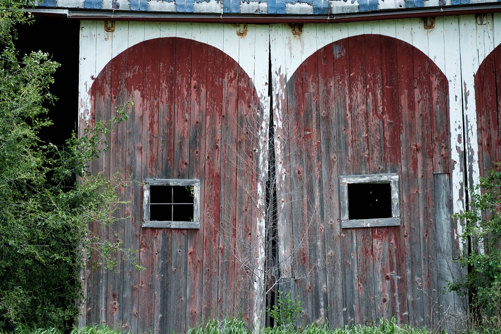 barn-doors-red