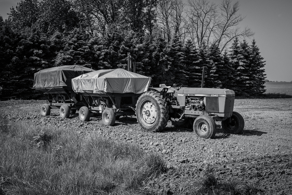 bw-tractor-field