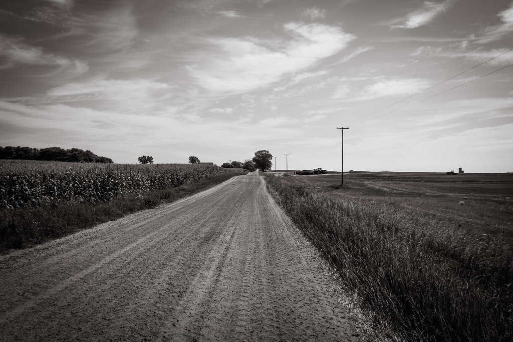 bw-dirt-road-sky