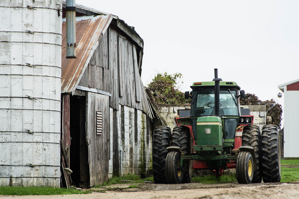 tractor-with-barn